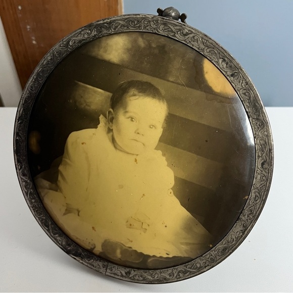 Antique Tintype Victorian Baby Photo in Ornate Round Picture Frame - Picture 12 of 14